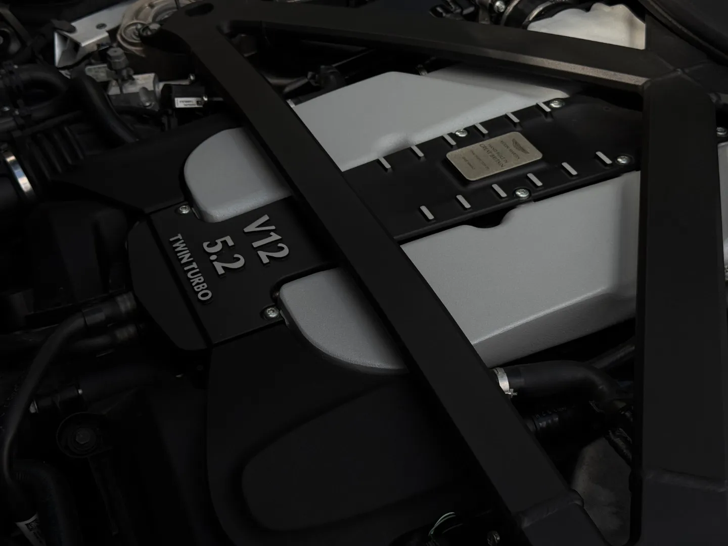 Aston Martin DBS Superleggera — photo 41