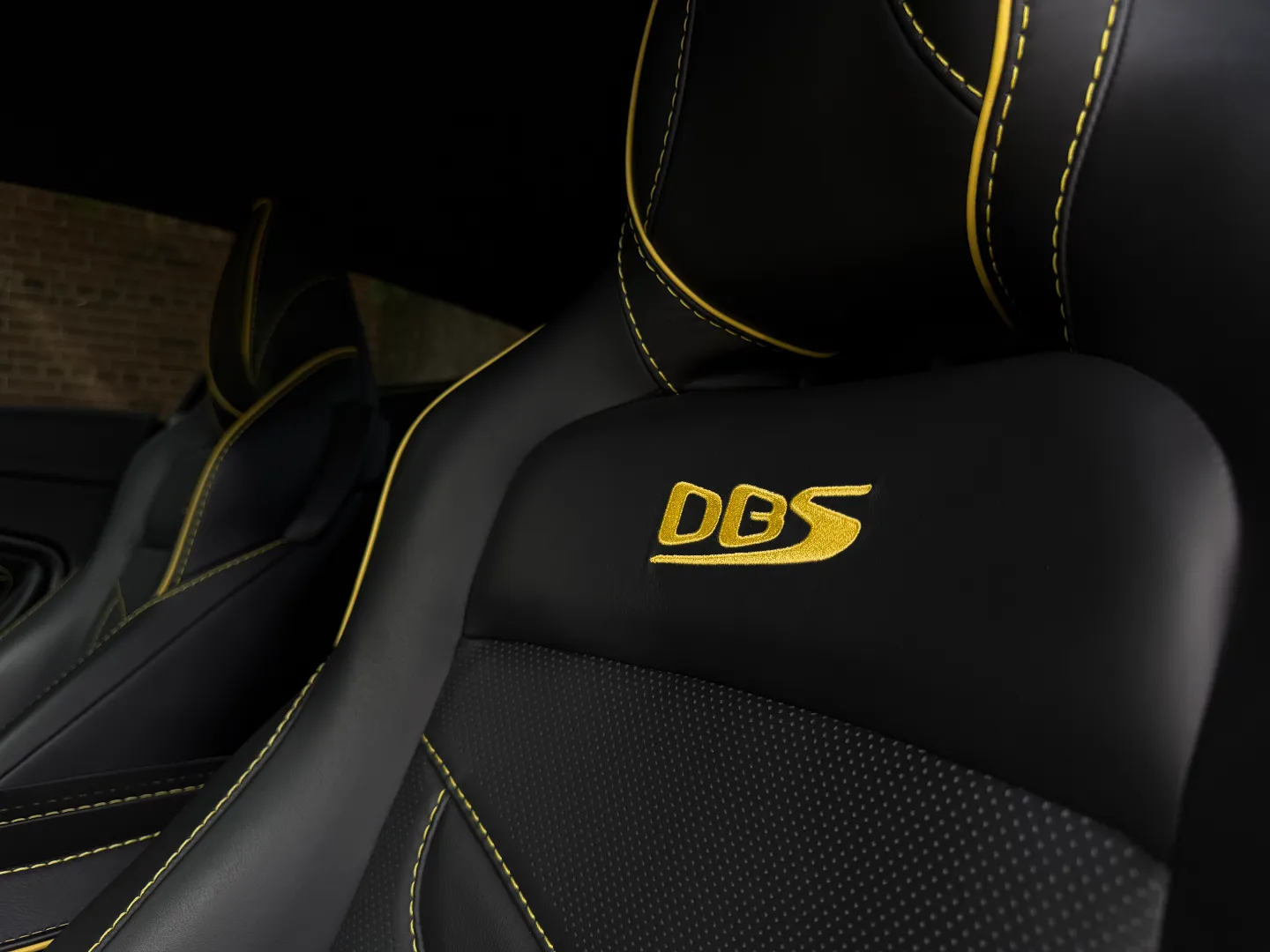 Aston Martin DBS Superleggera — photo 46