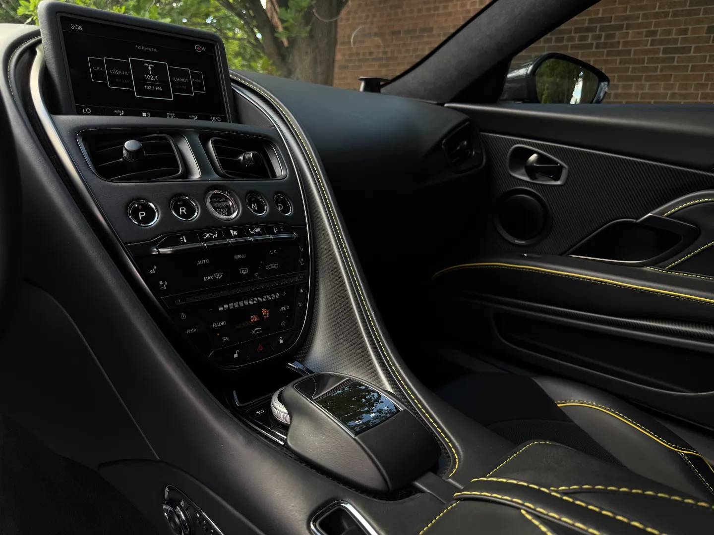 Aston Martin DBS Superleggera — photo 56