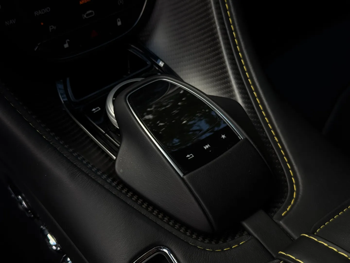 Aston Martin DBS Superleggera — photo 57
