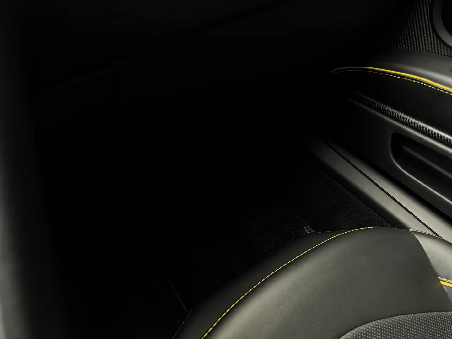 Aston Martin DBS Superleggera — photo 70