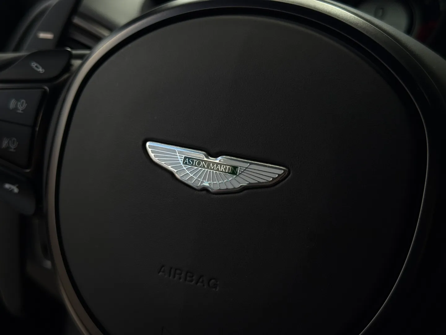 Aston Martin DBS Superleggera — photo 76