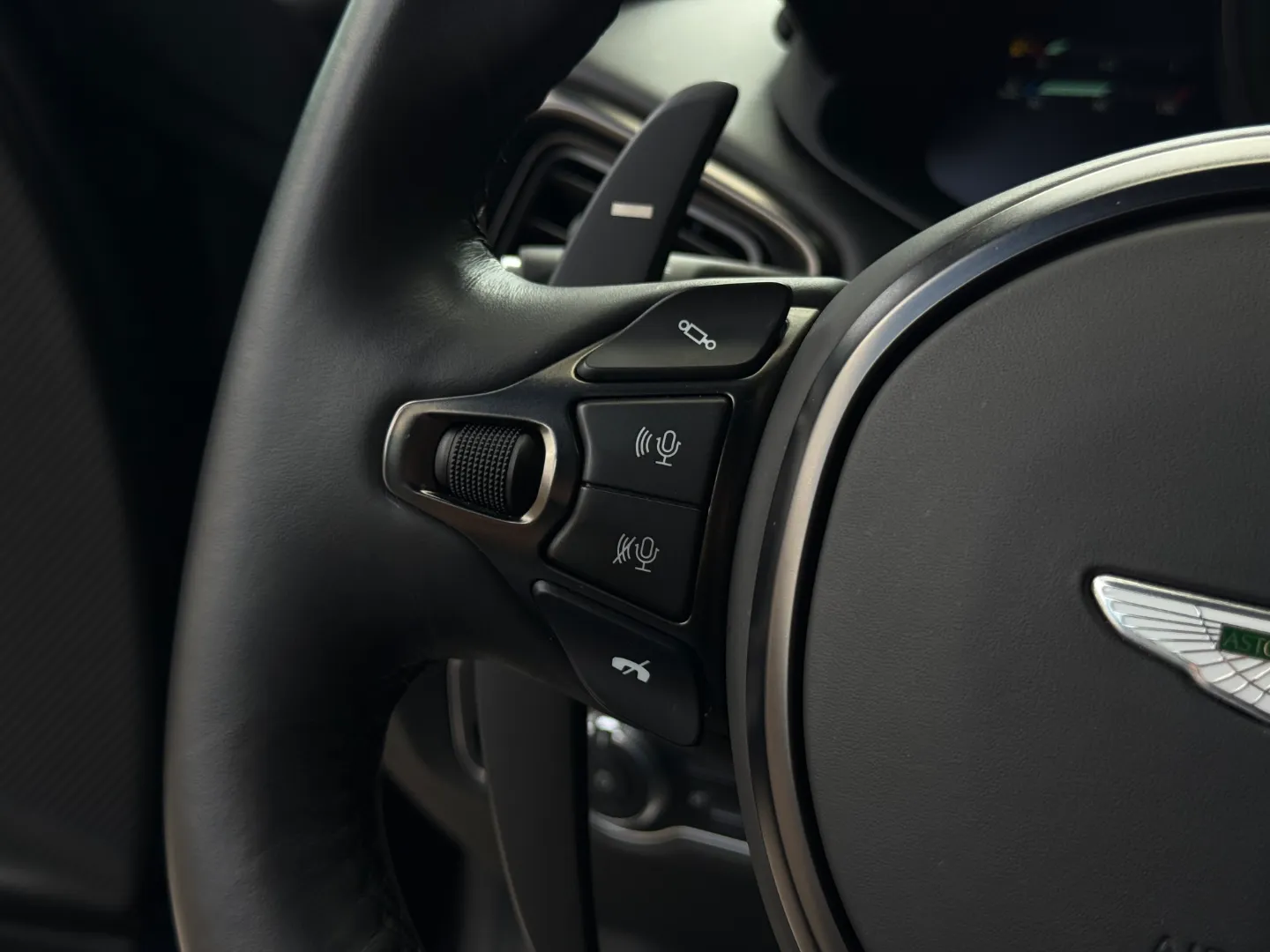 Aston Martin DBS Superleggera — photo 77