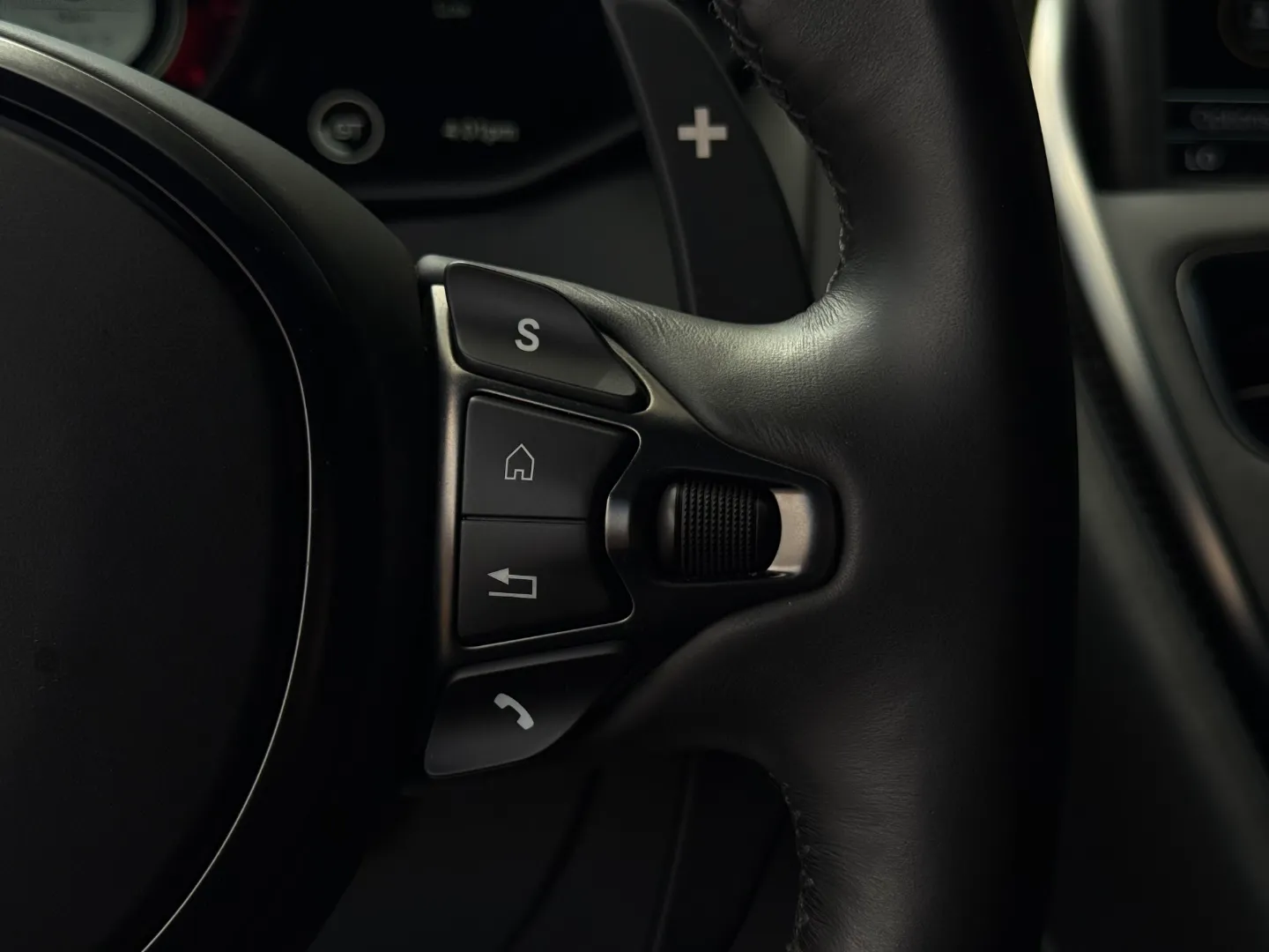 Aston Martin DBS Superleggera — photo 78
