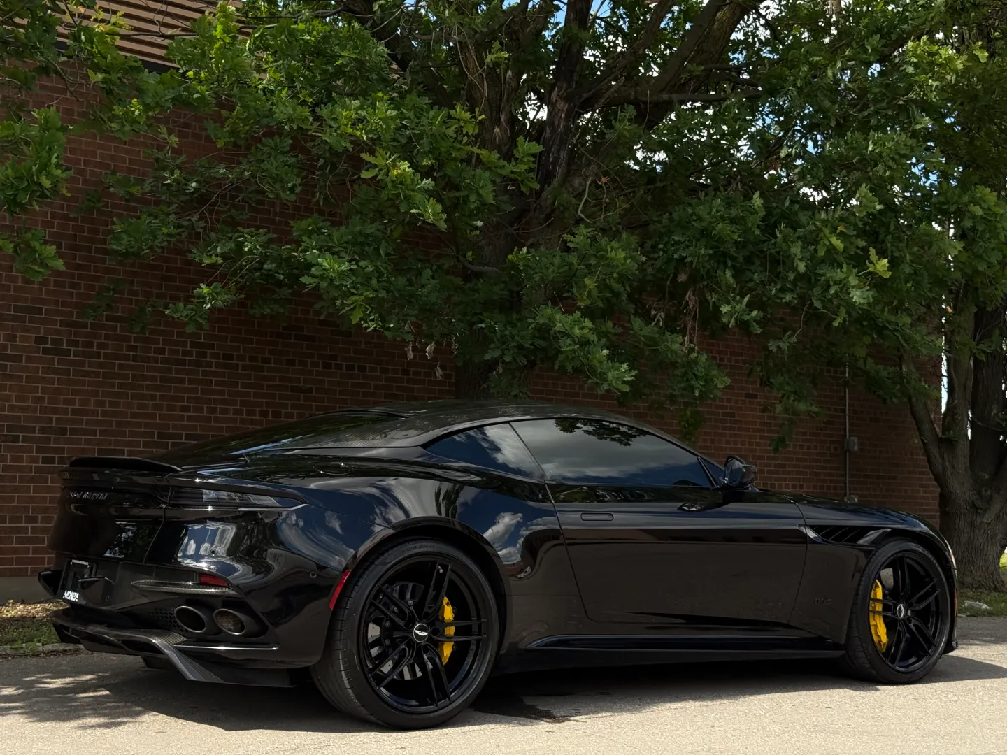 Aston Martin DBS Superleggera — photo 81