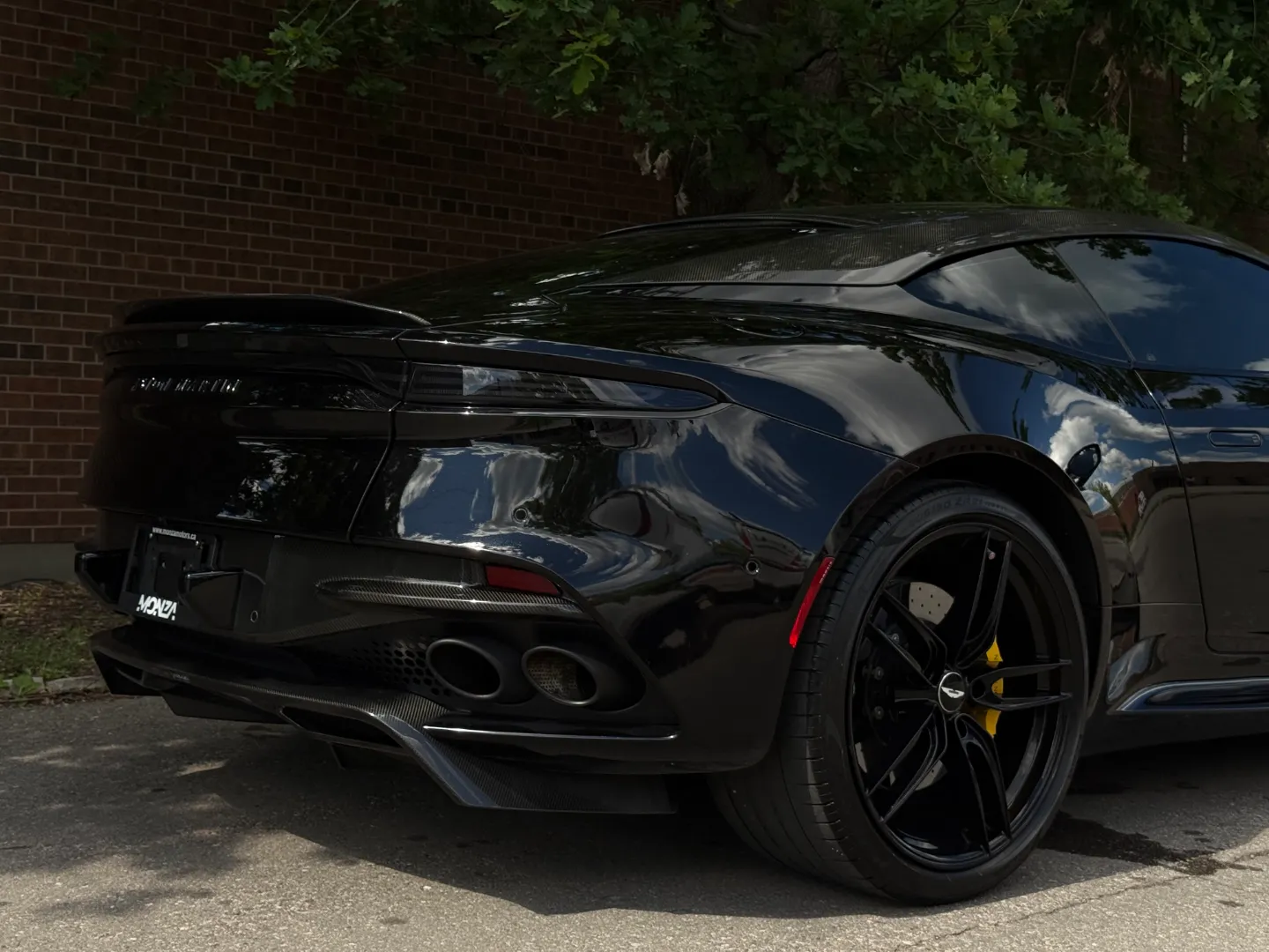 Aston Martin DBS Superleggera — photo 82