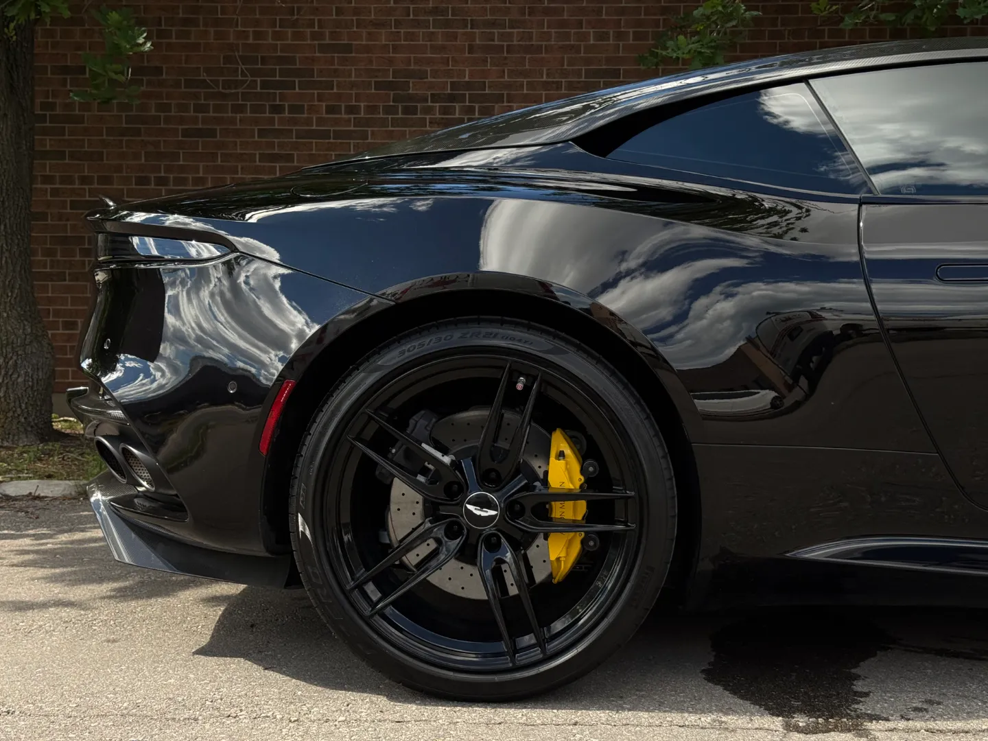 Aston Martin DBS Superleggera — photo 84