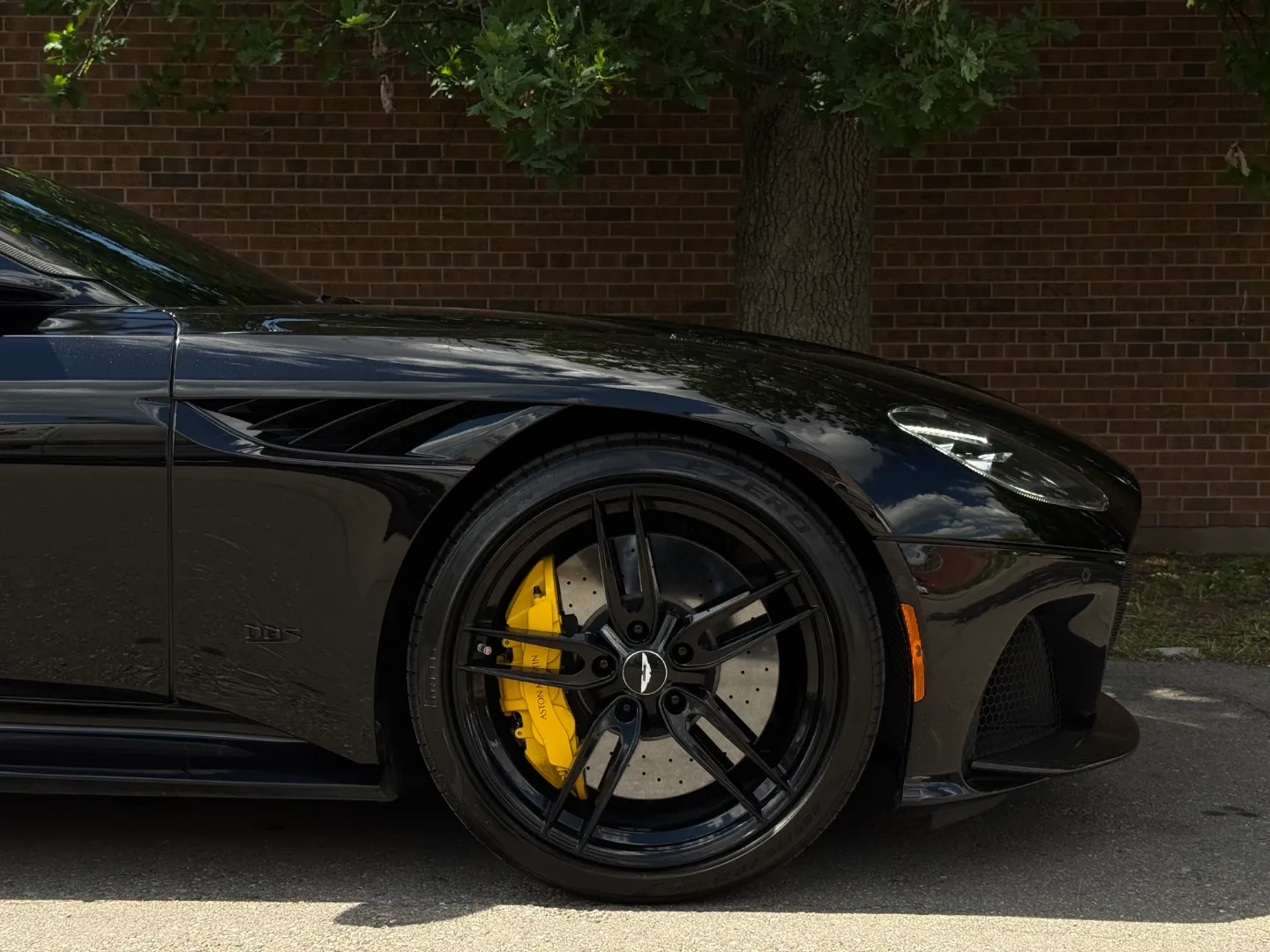 Aston Martin DBS Superleggera — photo 85