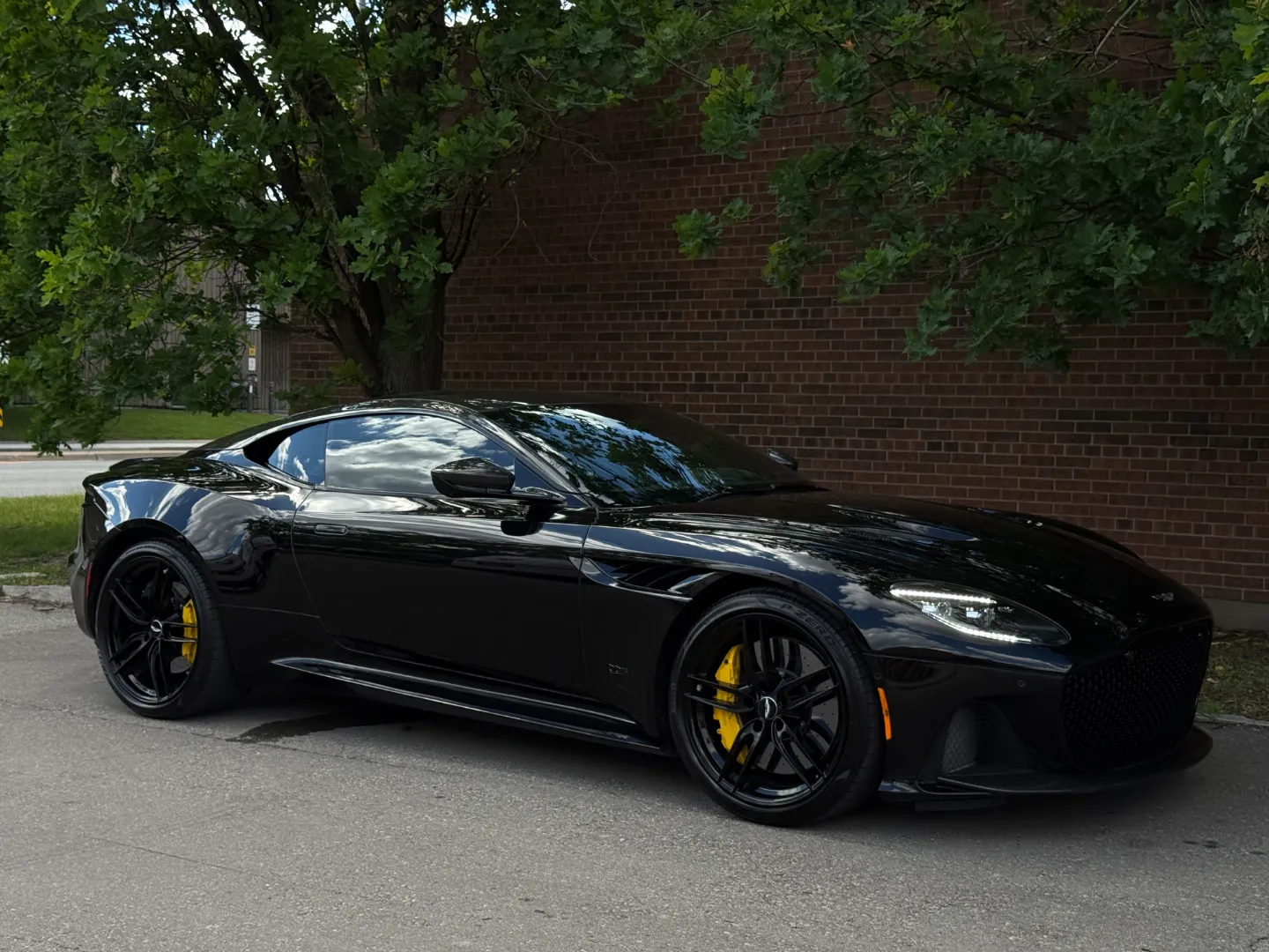 Aston Martin DBS Superleggera — photo 86