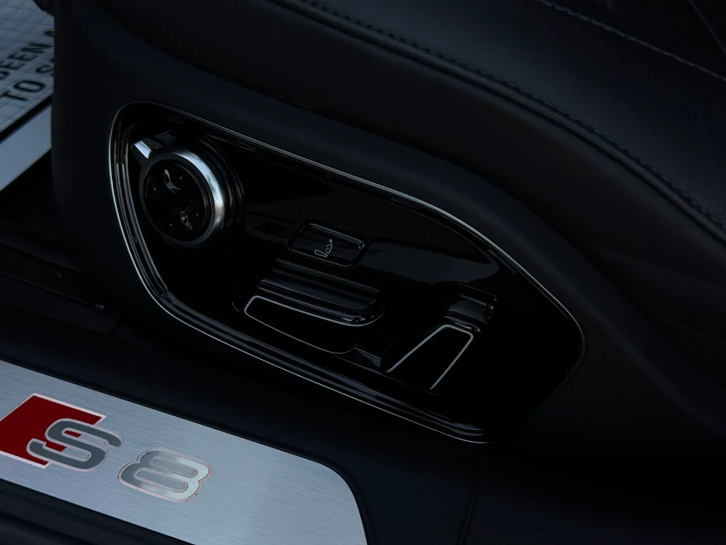 Audi S8  — photo 43