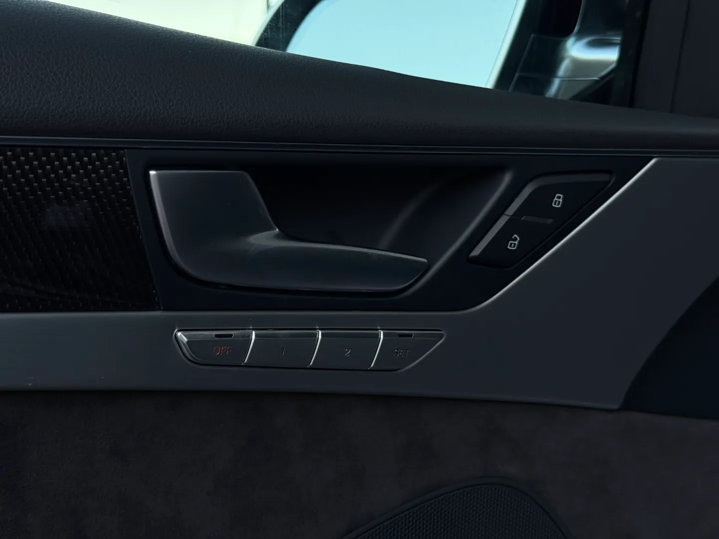 Audi S8  — photo 47