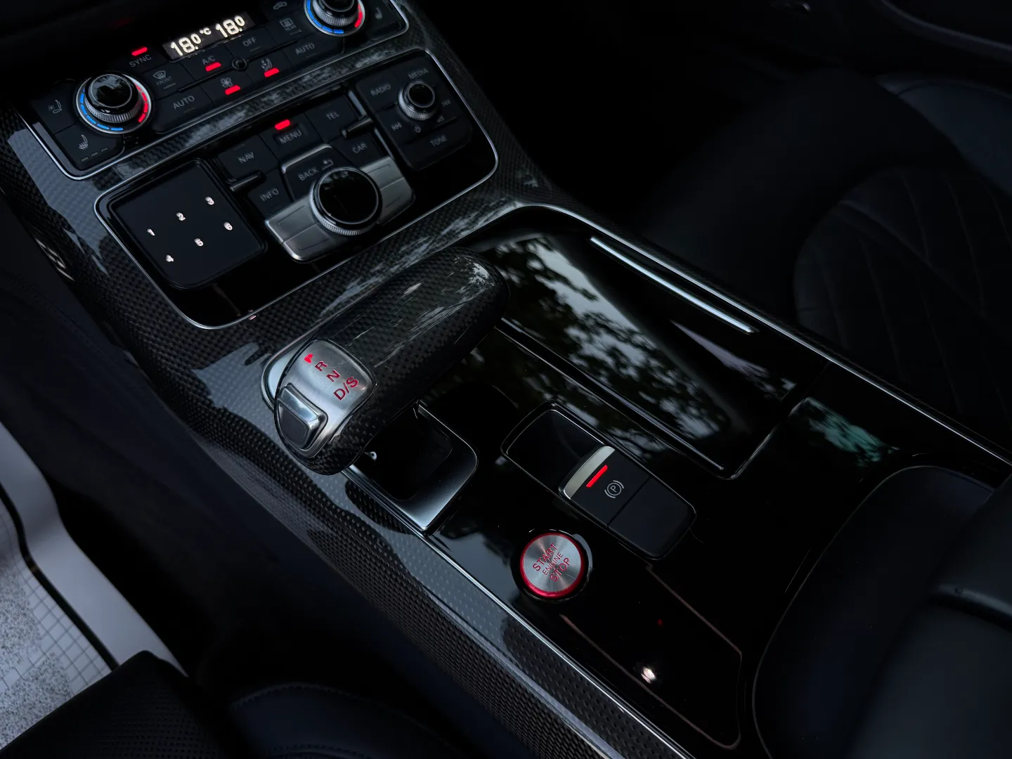 Audi S8  — photo 51