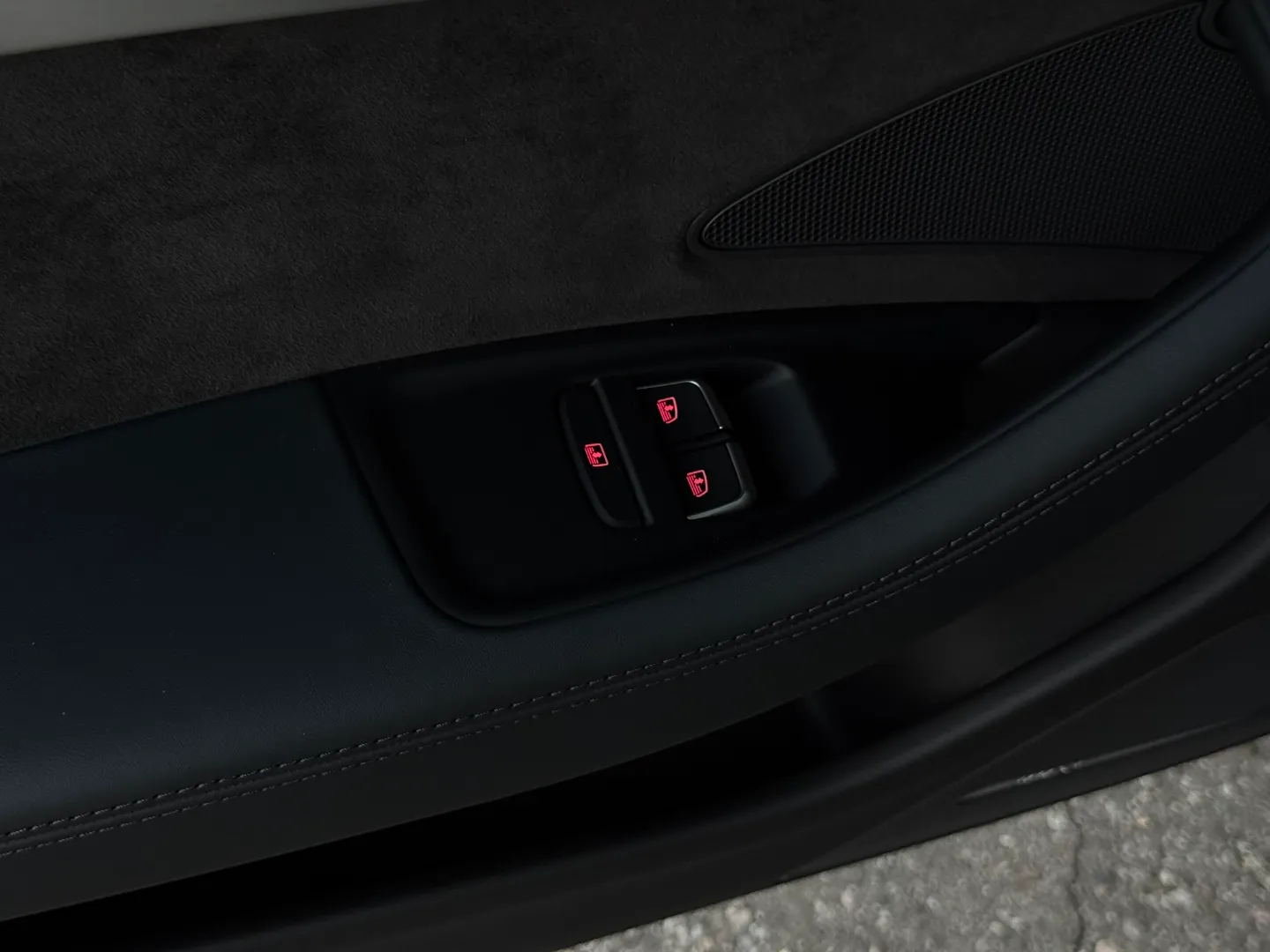 Audi S8  — photo 100