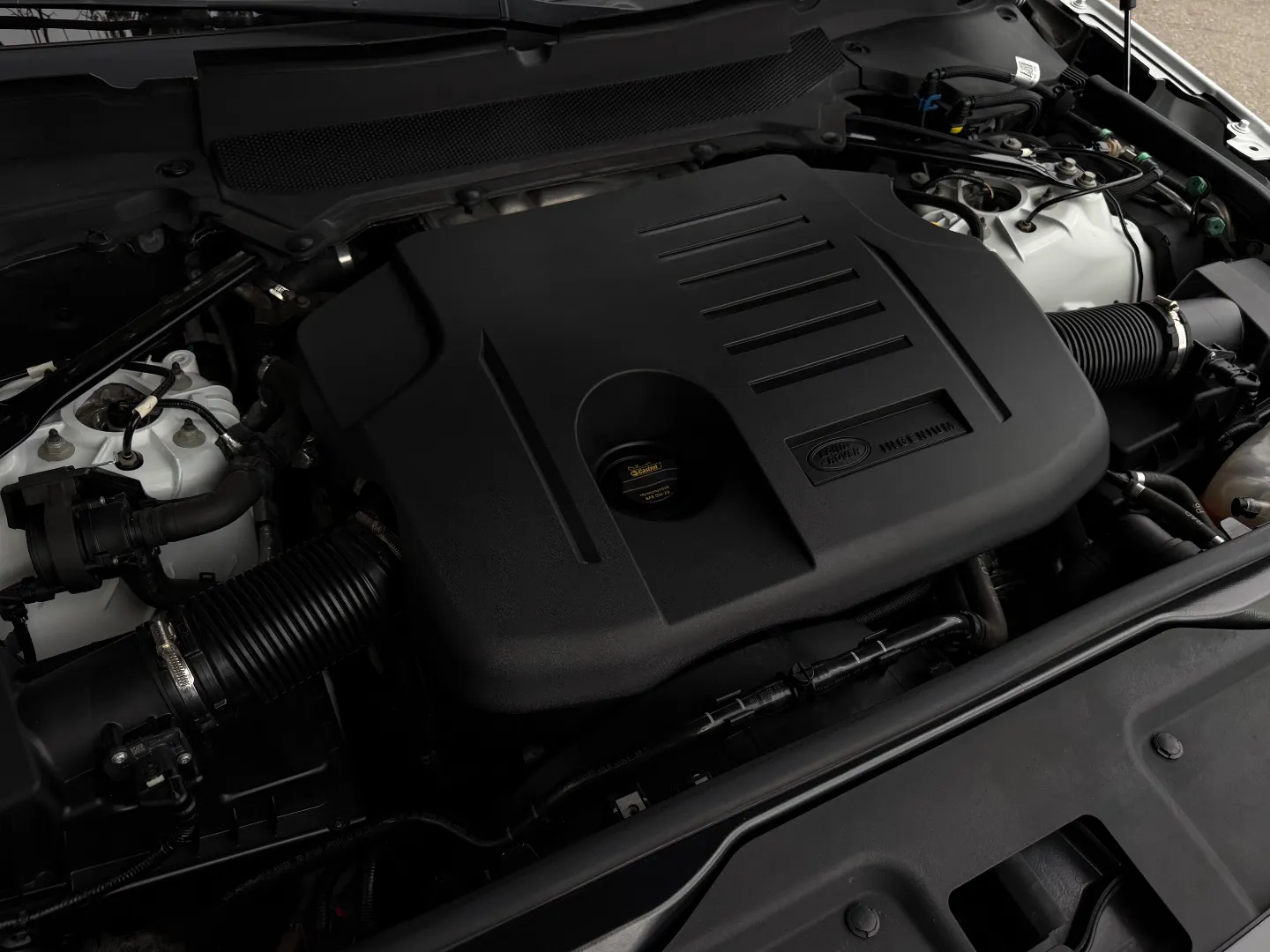 Land Rover Discovery S R-Dynamic — photo 32