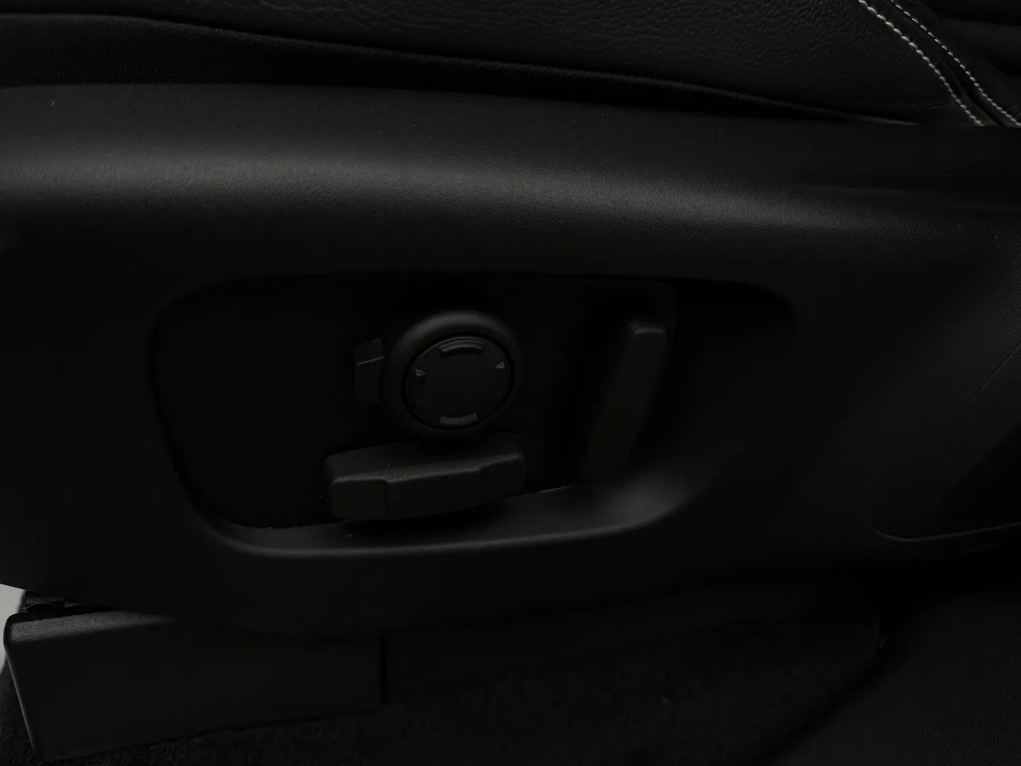 Land Rover Discovery S R-Dynamic — photo 37