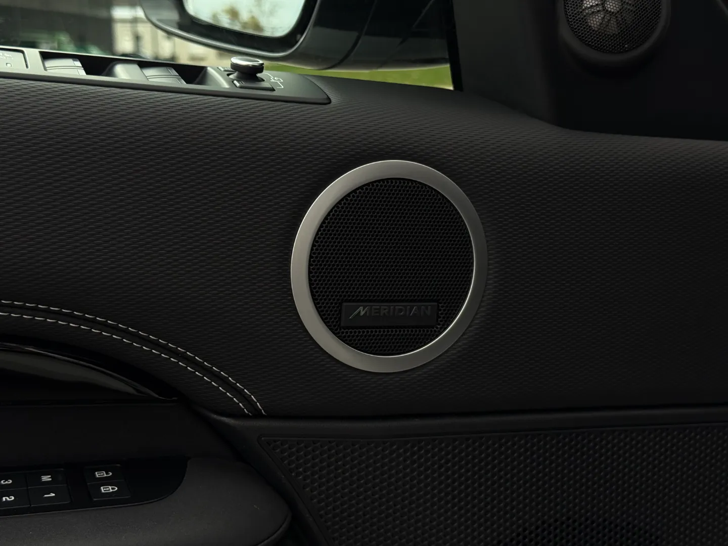 Land Rover Discovery S R-Dynamic — photo 39