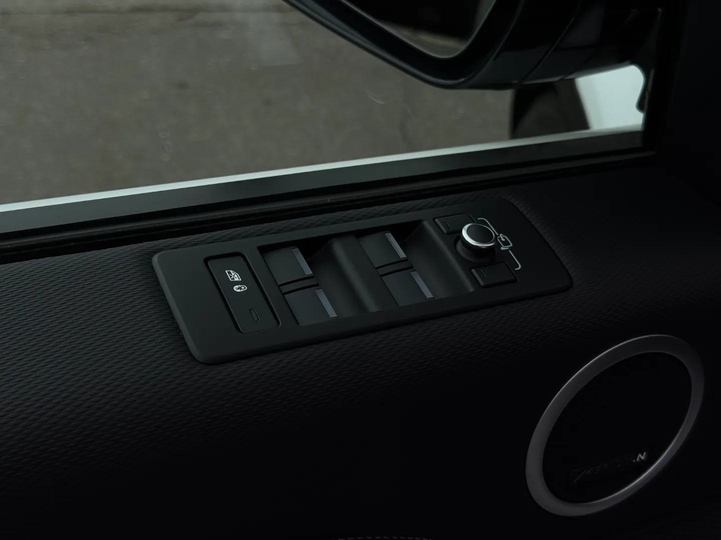 Land Rover Discovery S R-Dynamic — photo 40