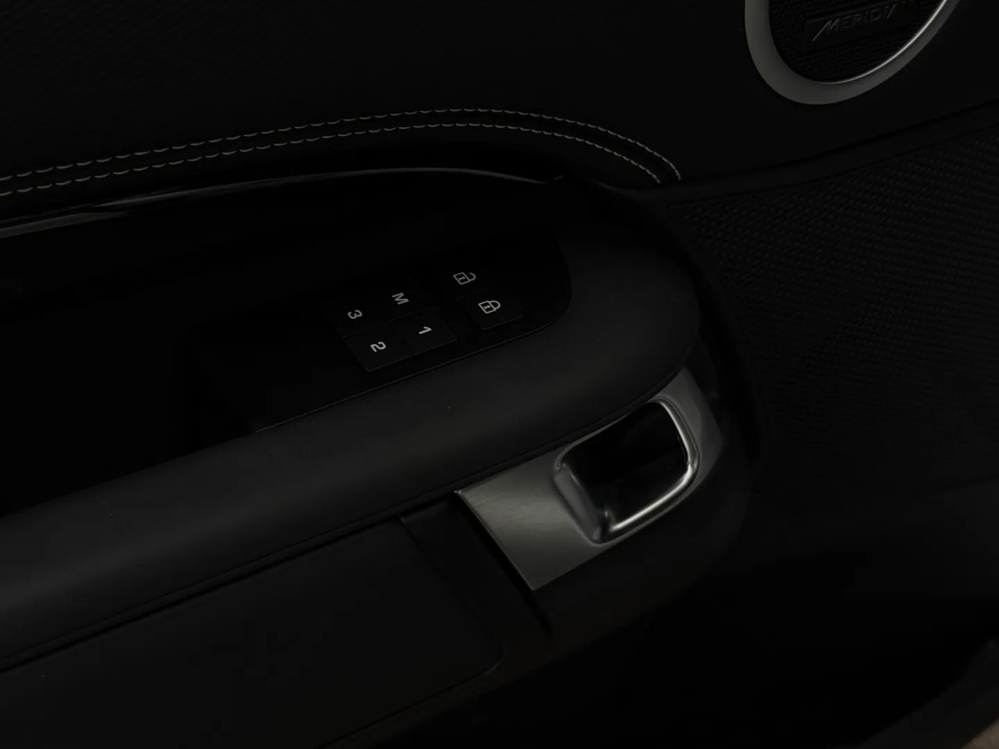 Land Rover Discovery S R-Dynamic — photo 41