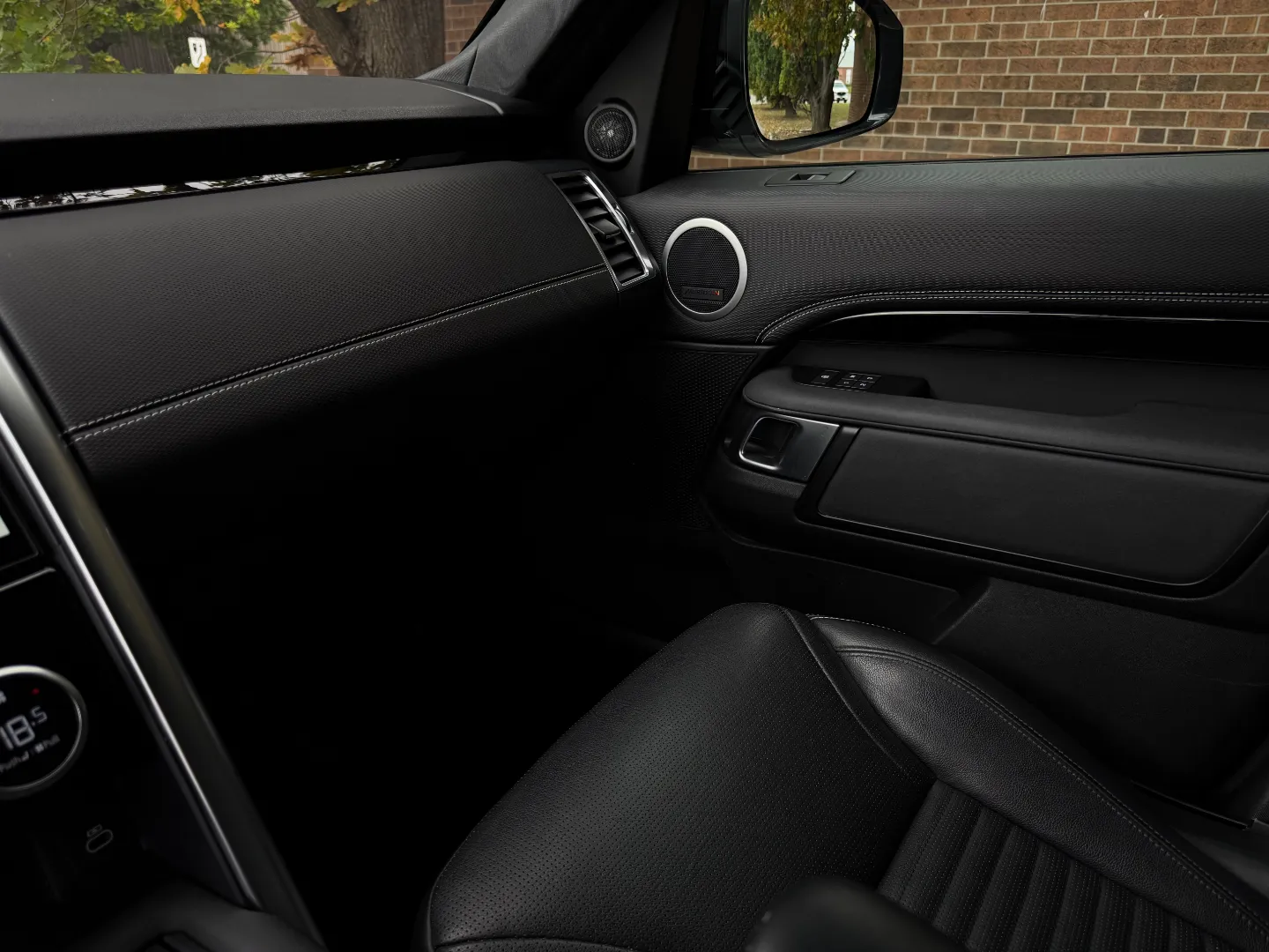 Land Rover Discovery S R-Dynamic — photo 54