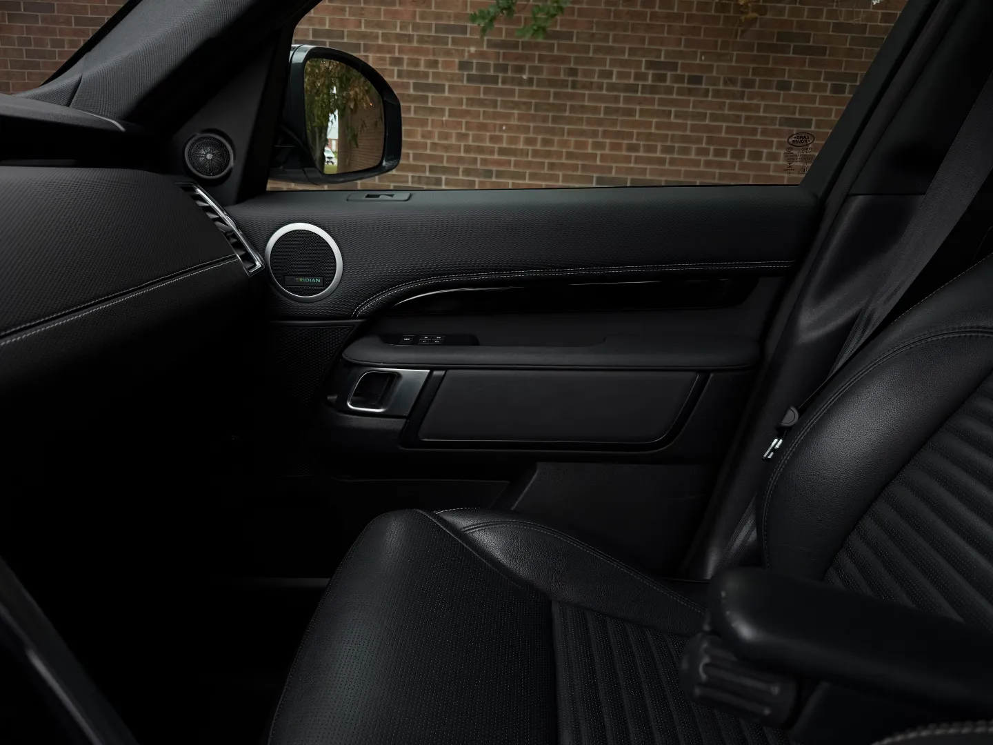 Land Rover Discovery S R-Dynamic — photo 57