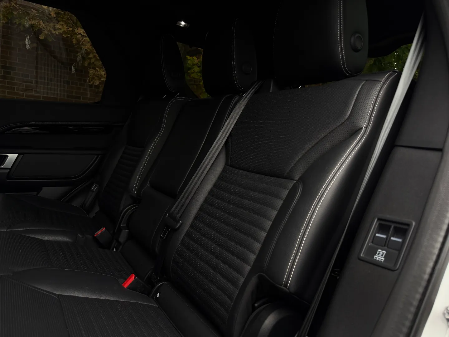 Land Rover Discovery S R-Dynamic — photo 65