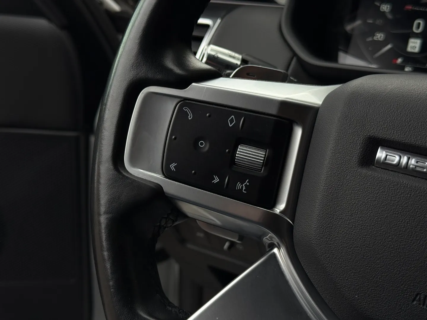Land Rover Discovery S R-Dynamic — photo 69