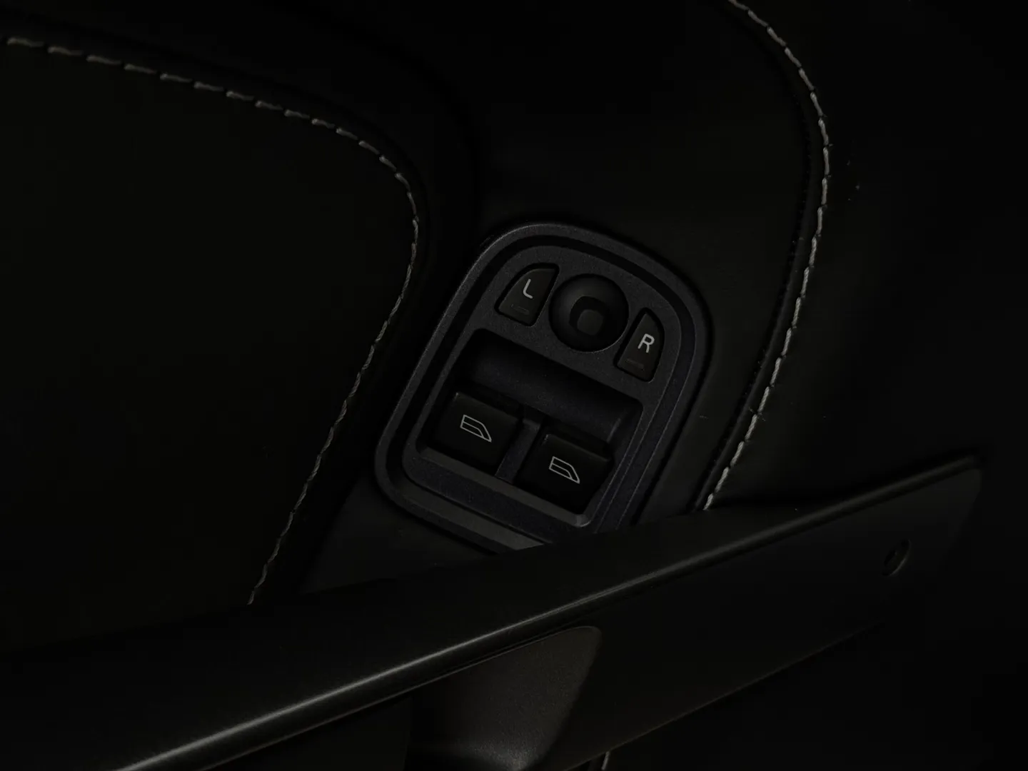 Aston Martin V8 Vantage Coupe 6 Speed Manual — photo 45